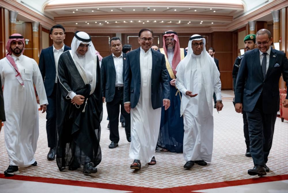 Anwar ketika mengadakan pertemuan bersama kepala industri perniagaan yang terlibat dalam sektor perdagangan serta pelbagai sektor strategik Arab Saudi. - Foto FB Anwar Ibrahim