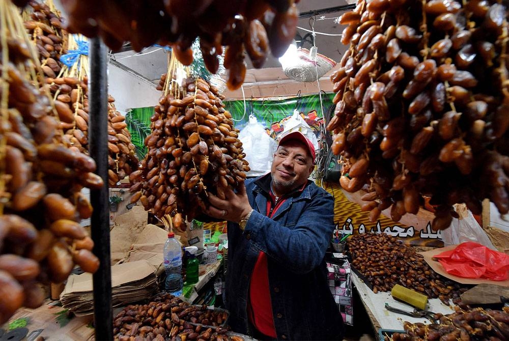 Kurma segar yang menjadi kudapan awal ketika berbuka puasa dijual di sebuah pasar di Tunis.