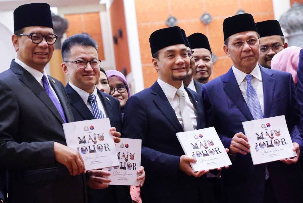 Onn Hafiz (dua dari kanan) bergambar bersama ADUN kerajaan dan pengimbang DUN Johor di Bangunan Sultan Ismail, Kota Iskandar pada Isnin.