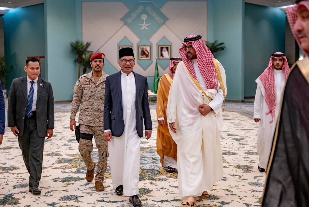 Anwar dan delegasi selepas mengakhiri lawatan rasmi tiga hari ke Arab Saudi. - Facebook Anwar Ibrahim