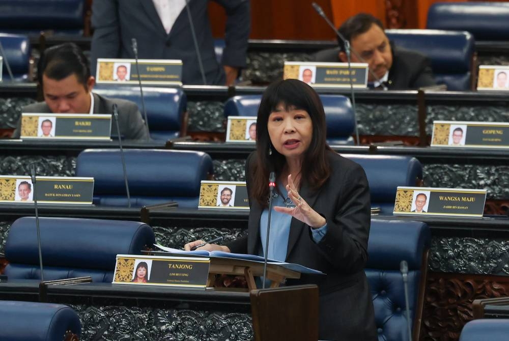 Lim Hui Ying ketika sesi soal jawab pada Mesyuarat Pertama Penggal Kedua Parlimen ke-15 di Bangunan Parlimen pada Isnin. - Foto Bernama