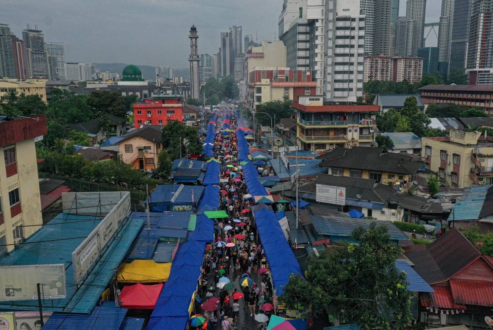 Pemandangan udara di kawasan Bazar Ramadan Jalan Raja Alang Kampung Baru yang kelihatan sesak dengan pengunjung membeli juadah berbuka puasa ketika tinjauan sempena bulan Ramadan dan cuti hujung minggu pada Sabtu. - Foto Bernama