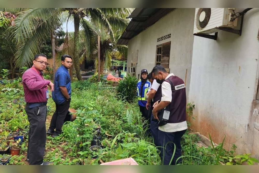 Operasi bersepadu wabak denggi oleh Unit Vektor Pejabat Kesihatan Daerah Kuantan bersama Majlis Bandaraya Kuantan (MBK) dan Perbadanan Pengurusan Sisa Pepejal dan Pembersihan Awam (SWCorp) di Kampung Padang Jaya di sini, baru-baru ini.