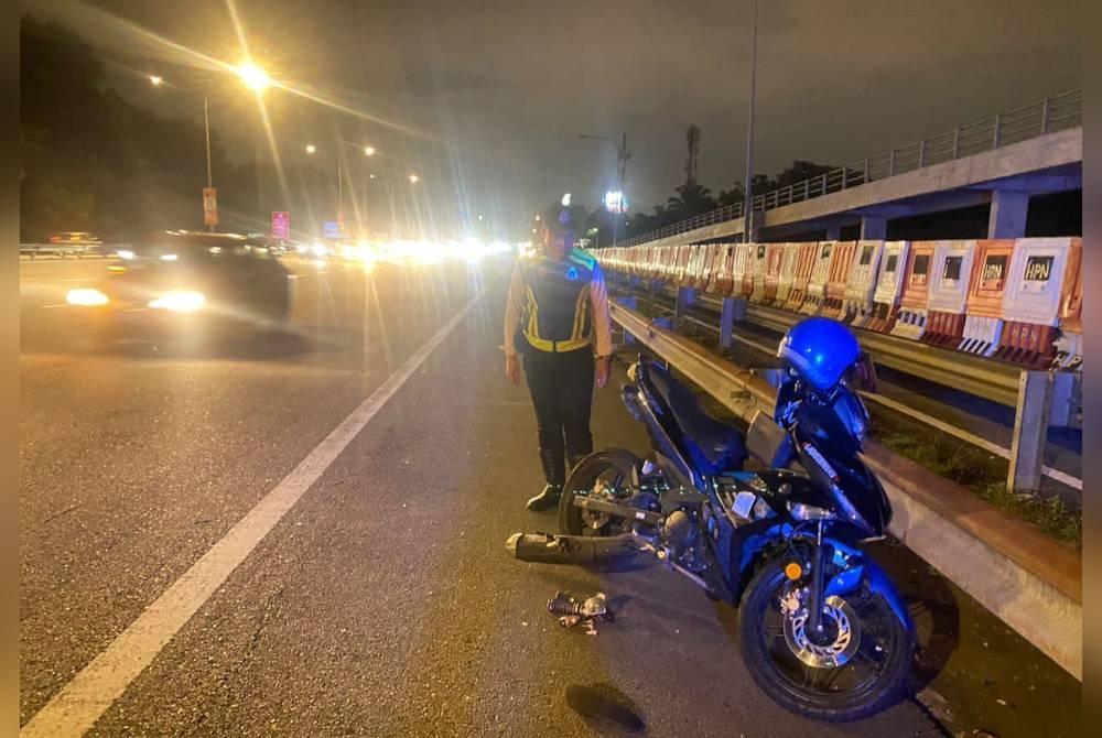 Lokasi kejadian kemalangan di Kilometer 12.3 Lebuhraya Persekutuan arah Klang, Shah Alam pada Ahad membabitkan sebuah motosikal dan kereta.