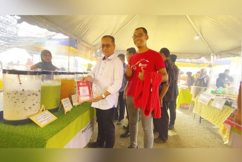 Azman (kiri) turun padang meninjau Bazar Ramadan Rahmah di Stadium Sultan Muhammad IV, Kota Bharu pada Isnin.