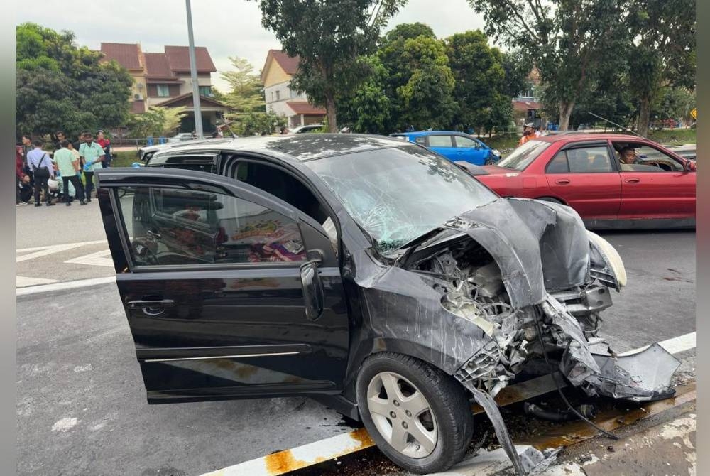 Kemalangan di Kilometer 3.9 Lebuhraya Kemuning-Shah Alam (LKSA), Shah Alam, pada Isnin membabitkan dua buah kenderaan di mana pemandu kereta Perodua Myvi disahkan meninggal dunia di lokasi kejadian.