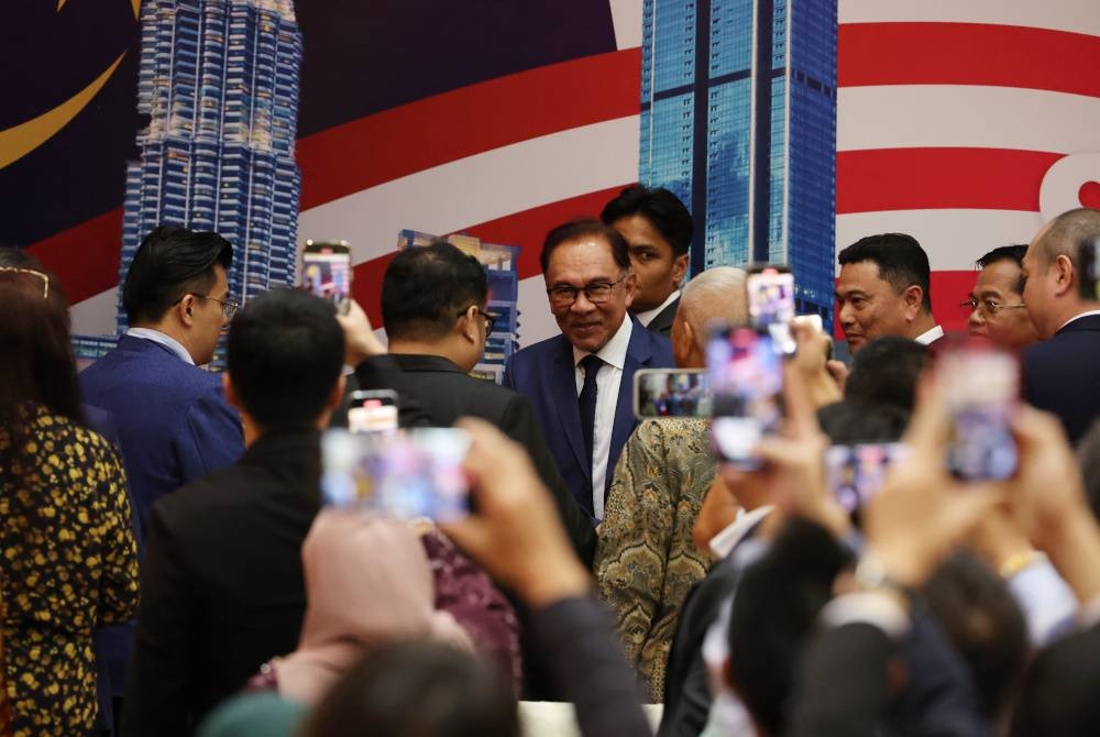 Anwar pada majlis ramah mesra bersama rakyat Malaysia di Kemboja di Kedutaan Besar Malaysia Phnom Penh, di sini pada Isnin. - Foto Bernama