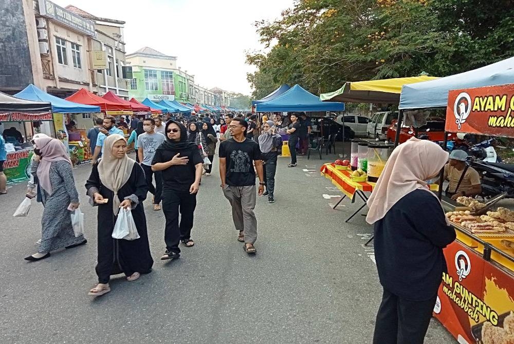 Bazar Ramadan menjadi tumpuan orang ramai membeli juadah berbuka puasa.