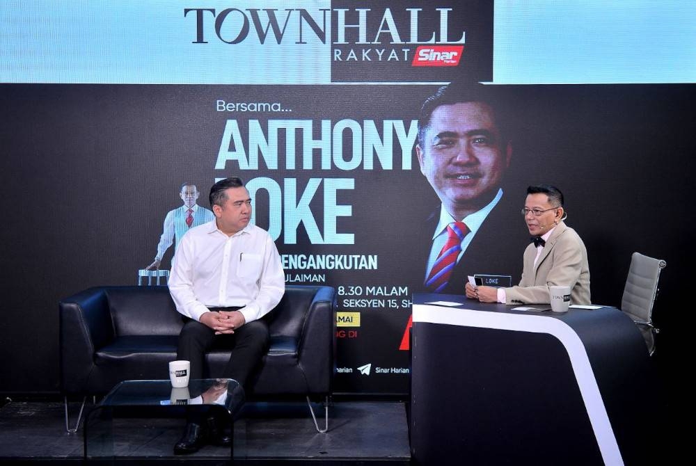 Program Town Hall Rakyat bersama Menteri Pengangkutan, Anthony Loke (kiri) yang dihoskan oleh Azhar Sulaiman di Kompleks Kumpulan Karangkraf baru-baru ini.