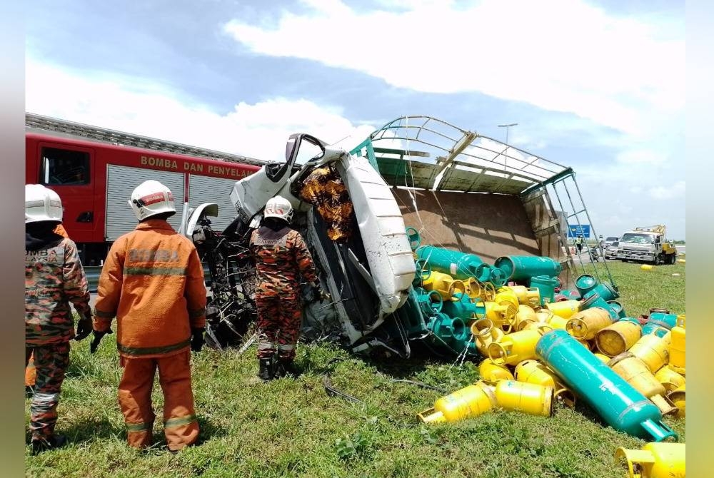 Lori muatan tong gas terbabas dalam kemalangan maut di Pasir Salak pada Isnin. - Foto Ihsan Bomba Perak