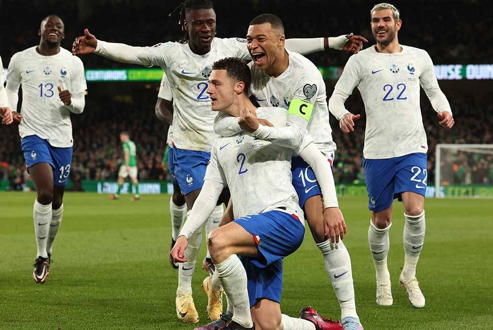 Pavard (depan) meledak gol kemenangan Perancis ketika menewaskan Ireland 1-0 dalam aksi kelayakan Euro. Foto AFP