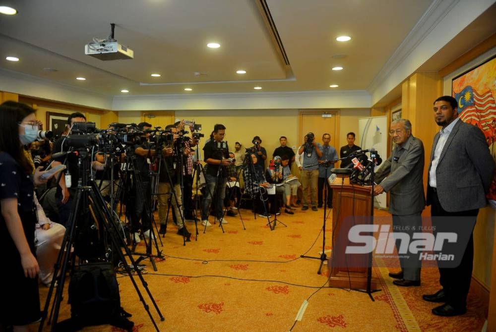 Dr Mahathir berucap pada sidang media di Dewan Serbaguna, Yayasan Kepimpinan Perdana, Presint 8, Putrajaya hari ini. FOTO: SINAR HARIAN / ASRIL ASWANDI SHUKOR