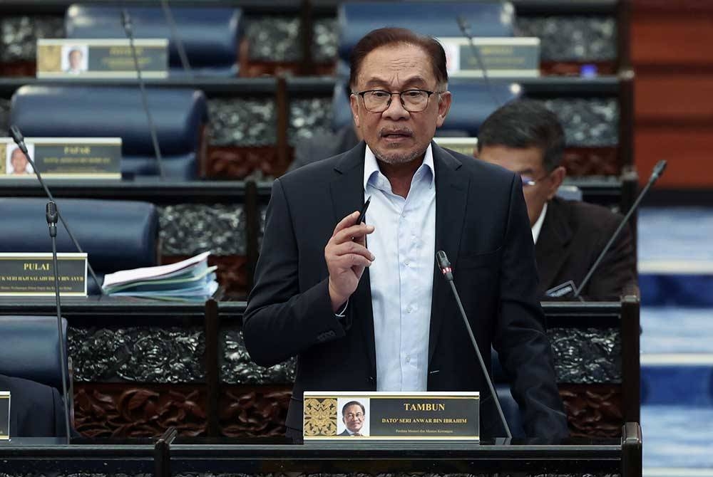 Anwar yang juga Menteri Kewangan ketika sesi soal jawab pada Mesyuarat Pertama Penggal Kedua Parlimen ke-15 di Bangunan Parlimen hari ini. Foto Bernama