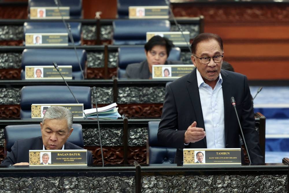 Anwar ketika sesi soal jawab pada Mesyuarat Pertama Penggal Kedua Parlimen ke-15 di Bangunan Parlimen hari ini. - Foto Bernama