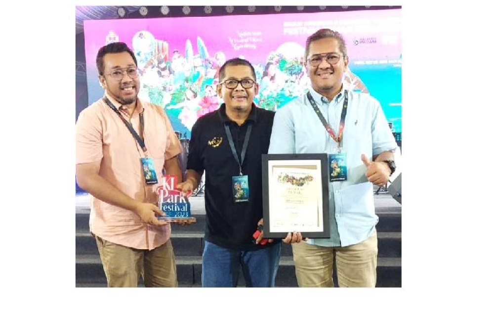 Pensyarah Universiti Infrastruktur Kuala Lumpur (IUKL), Azrin Abu Seman (kiri) bersama dua anggota pasukannya, Mohd Talha Ibrahim dan Mohd Puzi Ibrahim dinobatkan sebagai naib juara Pertandingan Rekaan Balkoni Tercantik sempena KL Park Festival 2023.