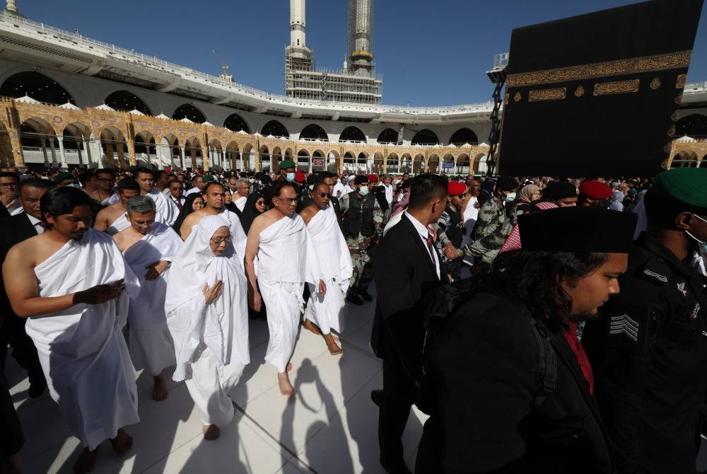 Menurut Wisma Putra, kemudahan Taraf Tetamu Negara turut diperuntukkan semasa pelaksanaan ibadah umrah di Makkah di mana lebih 50 orang anggota keselamatan mengiringi Perdana Menteri. - Foto Bernama