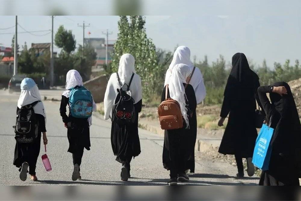 Kanak-kanak perempuan berjalan kaki ke sekolah mereka di Gardez, wilayah Paktia, Afghanistan. - Foto AFP