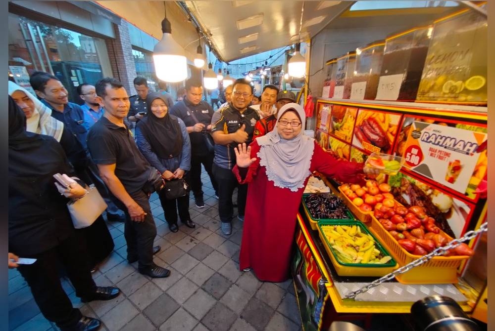 Fuziah menunjukkan menu RM5 ketika melakukan sesi walkabout pada Majlis Pelancaran Bazar Ramadan Rahmah di Bazar Ramadan Lorong Tengku Abdul Rahman di ibu negara di sini, pada Selasa.