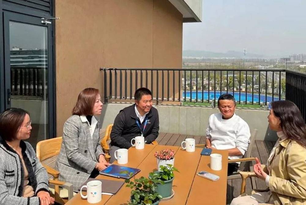 Ma (dua dari kanan) dilihat bertemu dengan wakil Hangzhou Yungu School di Hangzhou, wilayah Zhejiang. - Foto Agensi