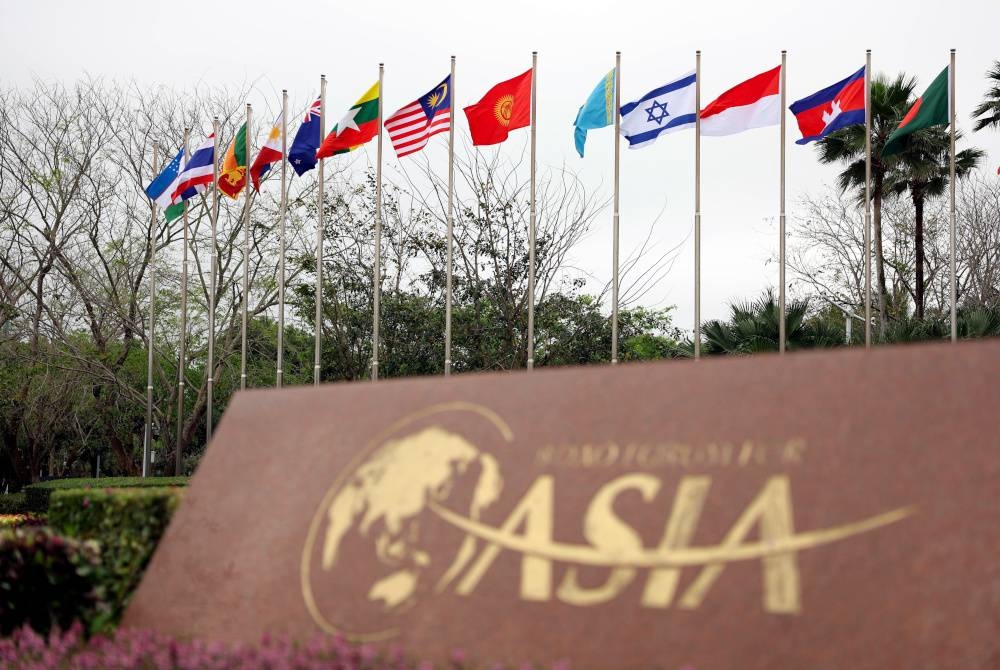 Bendera Malaysia dinaikkan bersama bendera negara-negara yang menyertai 'Boao Forum For Asia' di hadapan tempat persidangan yang bermula pada 28 hingga 31 Mac ini. - Foto Bernama