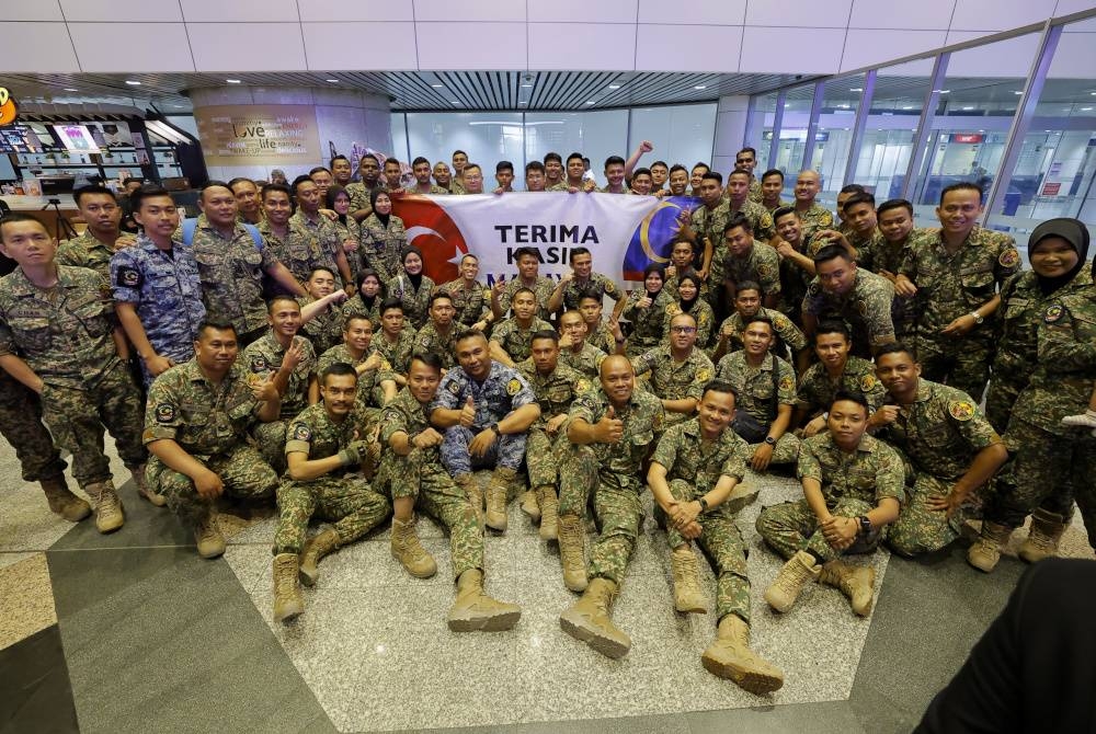 Seramai 110 pegawai dan anggota terdiri 14 pakar perkhidmatan klinikal, 14 pegawai perubatan, 58 petugas kesihatan dan 23 petugas sokongan bergambar bersama selepas selamat tiba di KLIA Terminal 1 pada Selasa. - Foto Bernama