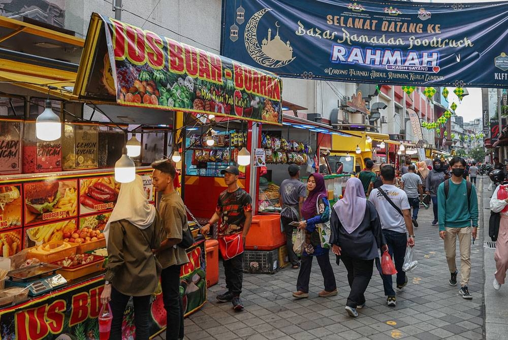 Orang ramai mengunjungi Bazar Ramadan Foodtruck Rahmah di Jalan Tunku Abdul Rahman (TAR). - Foto Bernama