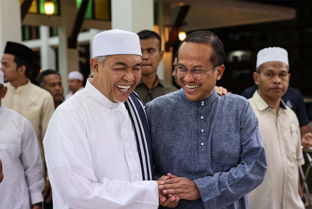 Ahmad Zahid (kiri) bersama Menteri Besar Terengganu, Datuk Seri Dr Ahmad Samsuri Mokhtar selepas menunaikan solat Maghrib di Masjid Al-Ansar, Kem Sri Pantai, Seberang Takir pada Selasa. - Foto Bernama