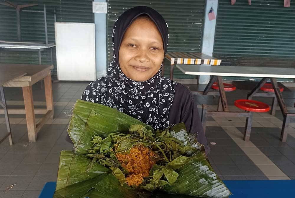 Azian menunjukkan botok-botok hasil gabungan pelbagai jenis daun dan ulam-ulaman.