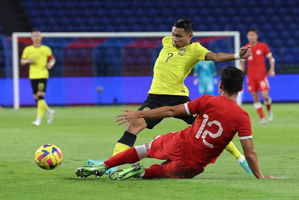 Mohamad Faisal diasak keras pemain Hong Kong Leung Kwun Chung pada Perlawanan Persahabatan Antarabangsa Tier 1 antara pasukan Harimau Malaya menentang pasukan Hong Kong di Stadium Sultan Ibrahim malam tadi. - Foto Bernama