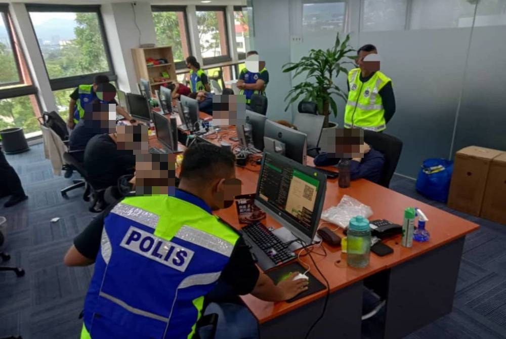 Sepasukan anggota polis menyerbu sebuah kondominium yang disyaki digunakan sebagai 'calling center' aktiviti perjudian dan penipuan dalam talian, pada Ahad.