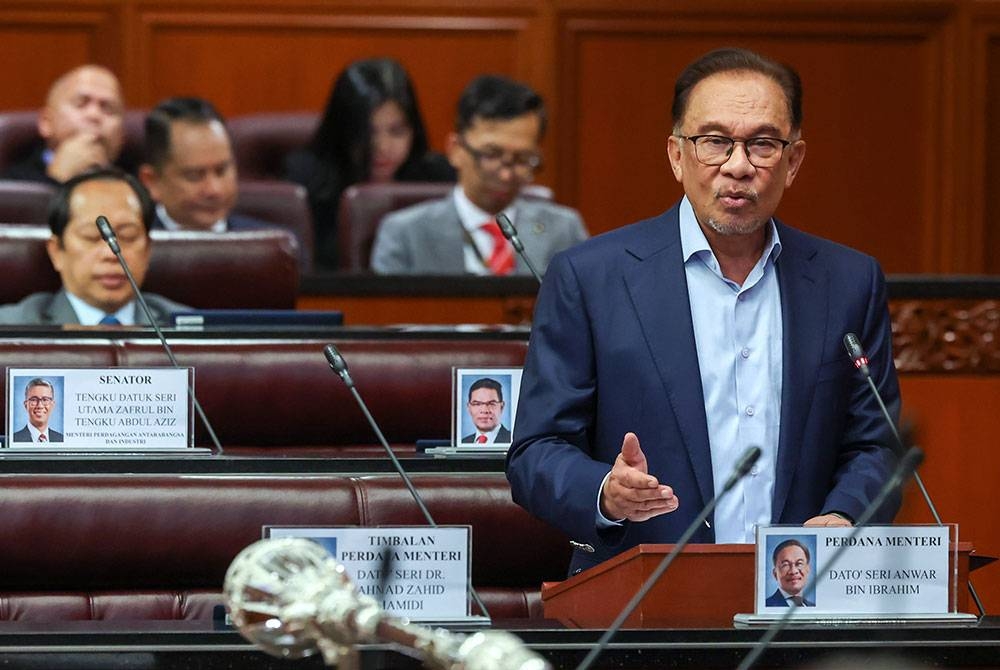 Anwar ketika membaca semula Belanjawan 2023 untuk dibahaskan pada Persidangan Dewan Negara di Bangunan Parlimen hari ini. Foto Bernama