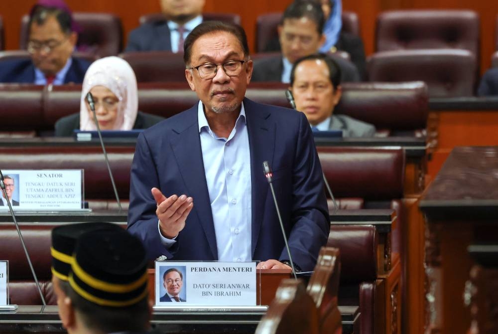 Anwar ketika membaca semula Belanjawan 2023 untuk dibahaskan pada Persidangan Dewan Negara di Bangunan Parlimen pada Rabu. - Foto Bernama