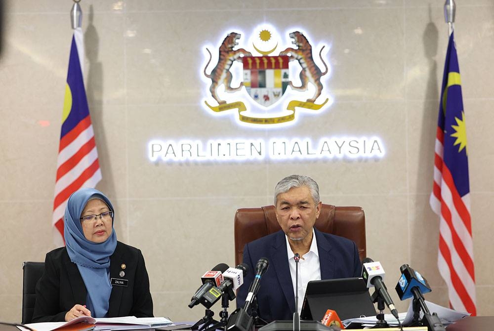 Ahmad Zahid (kanan) bersama Dr Zaliha pada sidang media selepas mempengerusikan mesyuarat mengenai Agenda Nasional Malaysia Sihat di Bangunan Parlimen hari ini. Foto Bernama