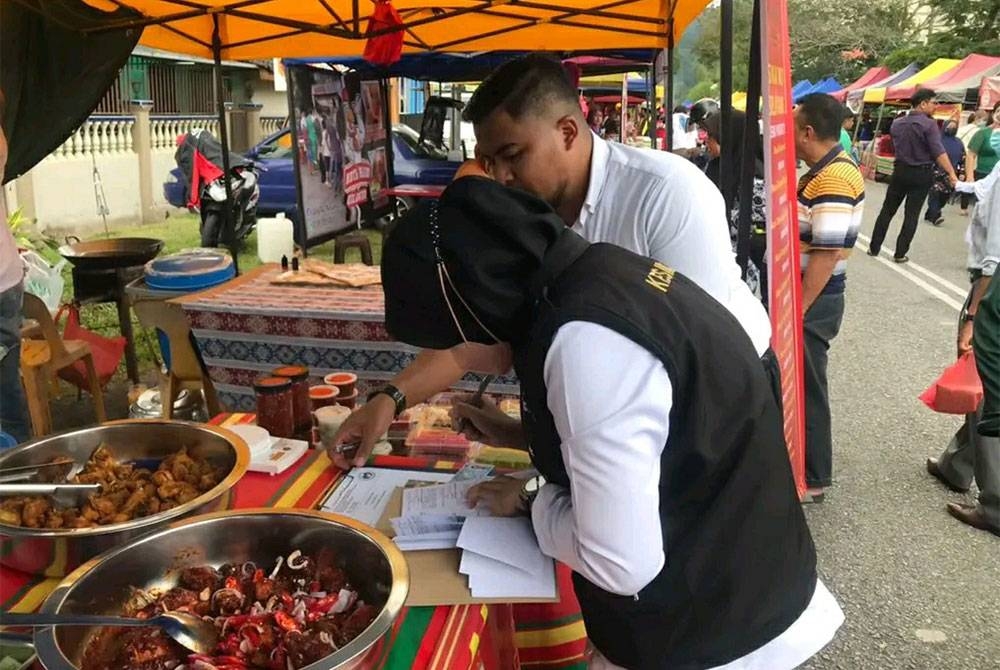 JKN Selangor menjalankan pemeriksaan di sebuah bazar Ramadan di negeri ini.