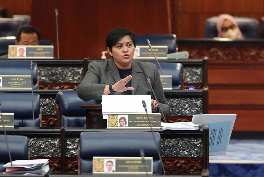 Azalina ketika membentang Rang Undang-Undang pada Mesyuarat Pertama Penggal Kedua Parlimen ke-15 di Bangunan Parlimen hari ini. Foto Bernama