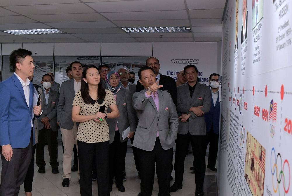 Hannah (tengah) bersama Norza (dua dari kanan) semasa program lawatan Menteri Belia dan Sukan itu ke MOM di Wisma OCM, Kuala Lumpur pada Rabu. Foto: Bernama