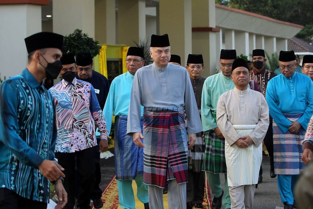 Sultan Nazrin Shah (tengah) berkenan berangkat tiba ke Majlis Perasmian Masjid Al-Ikhwan dan Berbuka Puasa di Taman Bernam Baru Tanjung Malim pada Rabu. - Foto Bernama