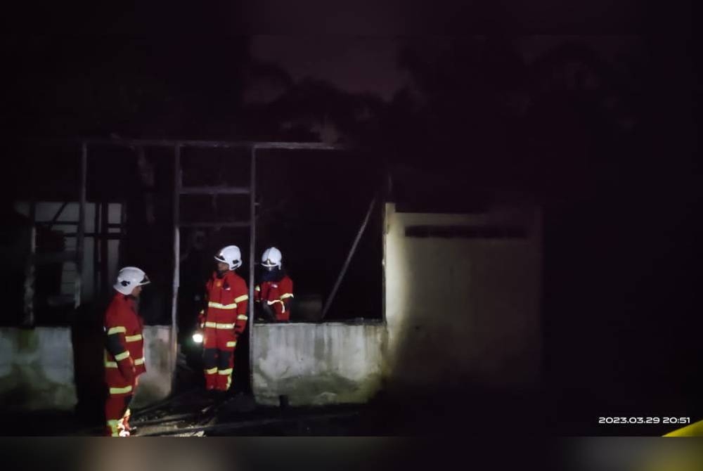 Anggota bomba melakukan pemeriksaan selepas memadamkan kebakaran yang mengakibatkan empat kanak-kanak maut di Kampung Sabak Awor, Muar pada Rabu.