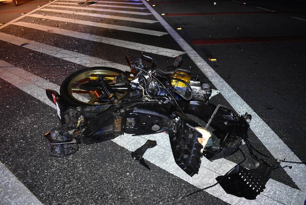 Motosikal yang dinaiki kedua-dua mangsa remuk selepas terbabit dalam nahas di Tanjung Malim pada malam Rabu. - Foto Ihsan PDRM