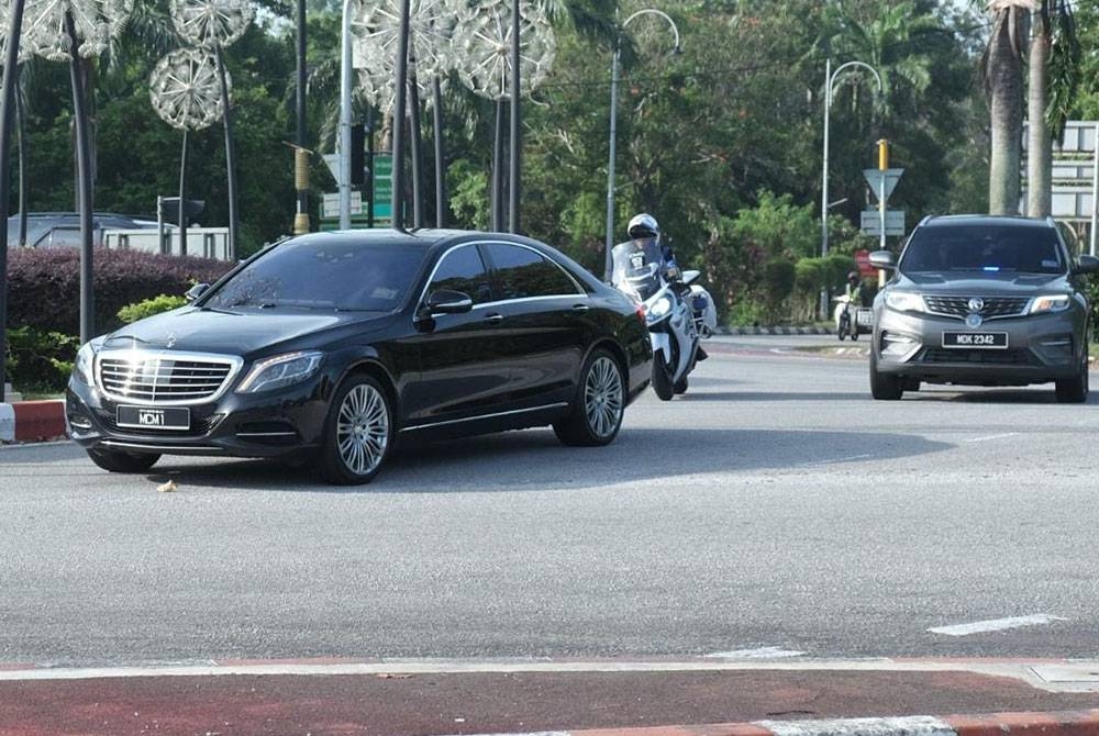 Kenderaan membawa Sulaiman memasuki Kompleks Seri Negeri di Ayer Keroh di sini, pada Khamis.