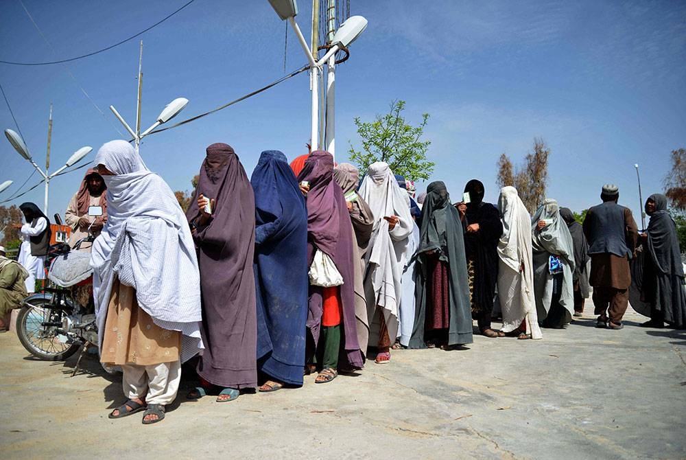 Wanita Afghanistan beratur untuk menerima bantuan makanan daripada pertubuhan kebajikan di Kandahar baru-baru ini. - Foto AFP