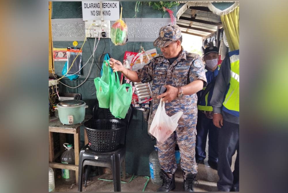 Bungkusan nasi dan air yang dipercayai akan diambil oleh pelanggan.