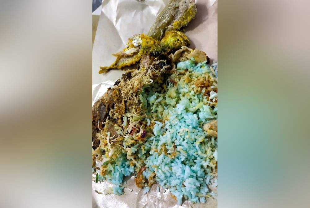 Nasi kerabu yang dibeli di sebuah bazar Ramadan di daerah Kuala Selangor pada Rabu.