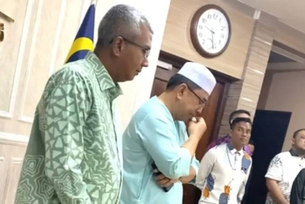 Video tular memaparkan Sulaiman (dua,kiri) mengesat air mata ketika memberikan ucapan kepada kakitangan di Pejabat Ketua Menteri di Kompleks Seri Negeri di sini, pada Khamis.