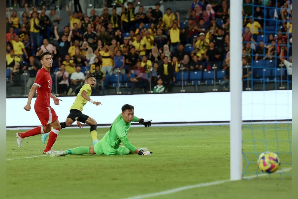 Pemain Harimau Malaya, Faisal Halim semasa memperdayakan penjaga gol Hong Kong untuk gol kedua Malaysia pada perlawanan persahabatan menentang Hong Kong di Stadium Sultan Ibrahim, Iskandar Puteri pada Selasa.