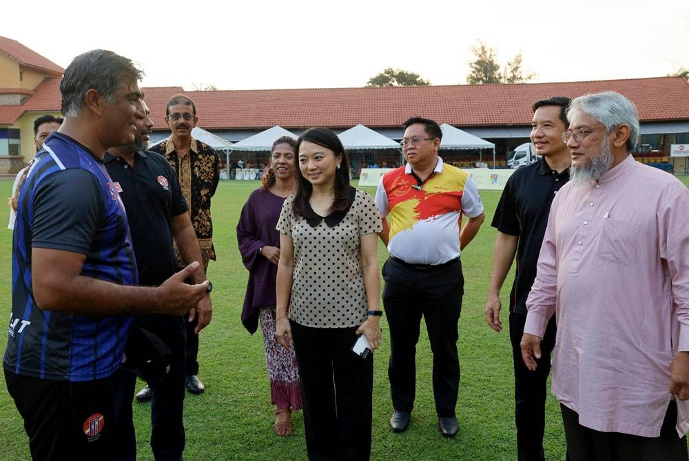 Hannah (tengah) melawat padang kriket pada Majlis Berbuka Puasa anjuran Persatuan Kriket Malaysia di Bayuemas Oval.
Foto Bernama