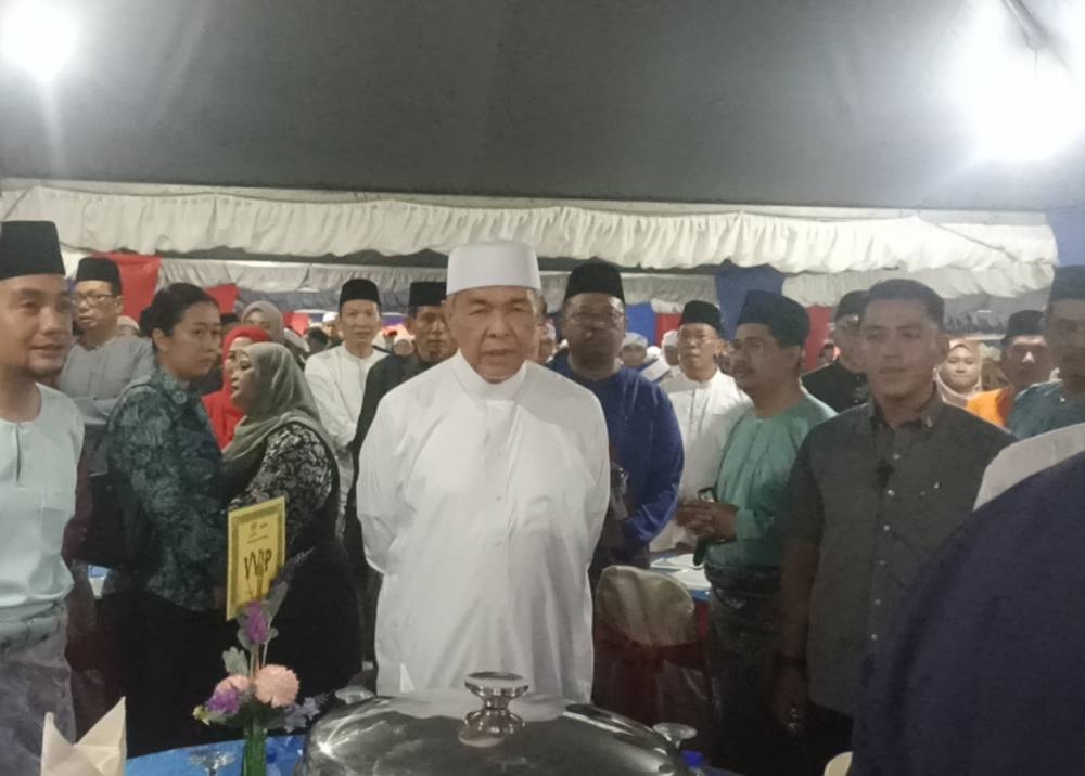 Ahmad Zahid ( tengah) hadir Majlis Sentuhan Kasih di Masjid Jamek Kampung Sungai Gersik, Muar pada Khamis.