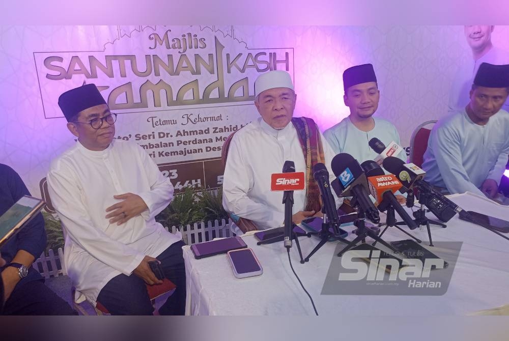 Ahmad Zahid pada sidang akhbar selepas Majlis Santunan Kasih Ramadan di Masjid Sungai Gersik, Muar pada Khamis.