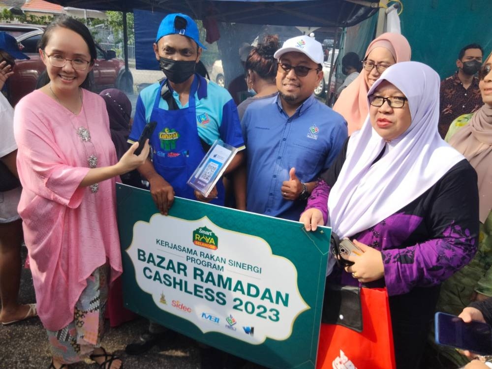 Nik Zalina (kanan) dan Michelle (kiri) melancarkan kaedah urus niaga tanpa tunai sempena Program &#039;Walkabout&#039; Bazar Ramadan MBSJ USJ 4 di sini pada Khamis.