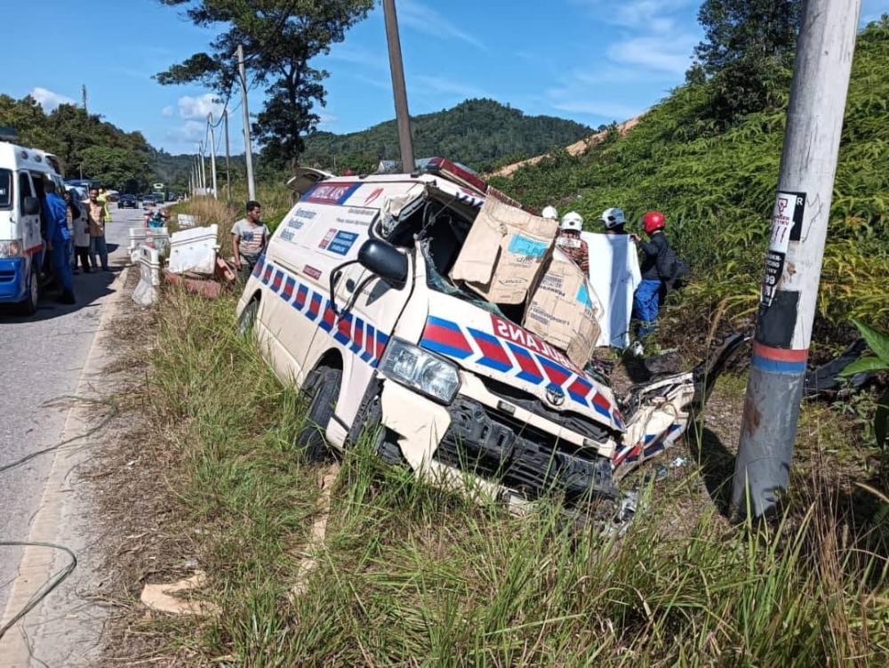 Keadaan ambulans yang terbabas dalam kejadian di KM15.5 Jalan Gua Musang-Kuala Krai, kira-kira pada petang Khamis. - Foto ihsan polis